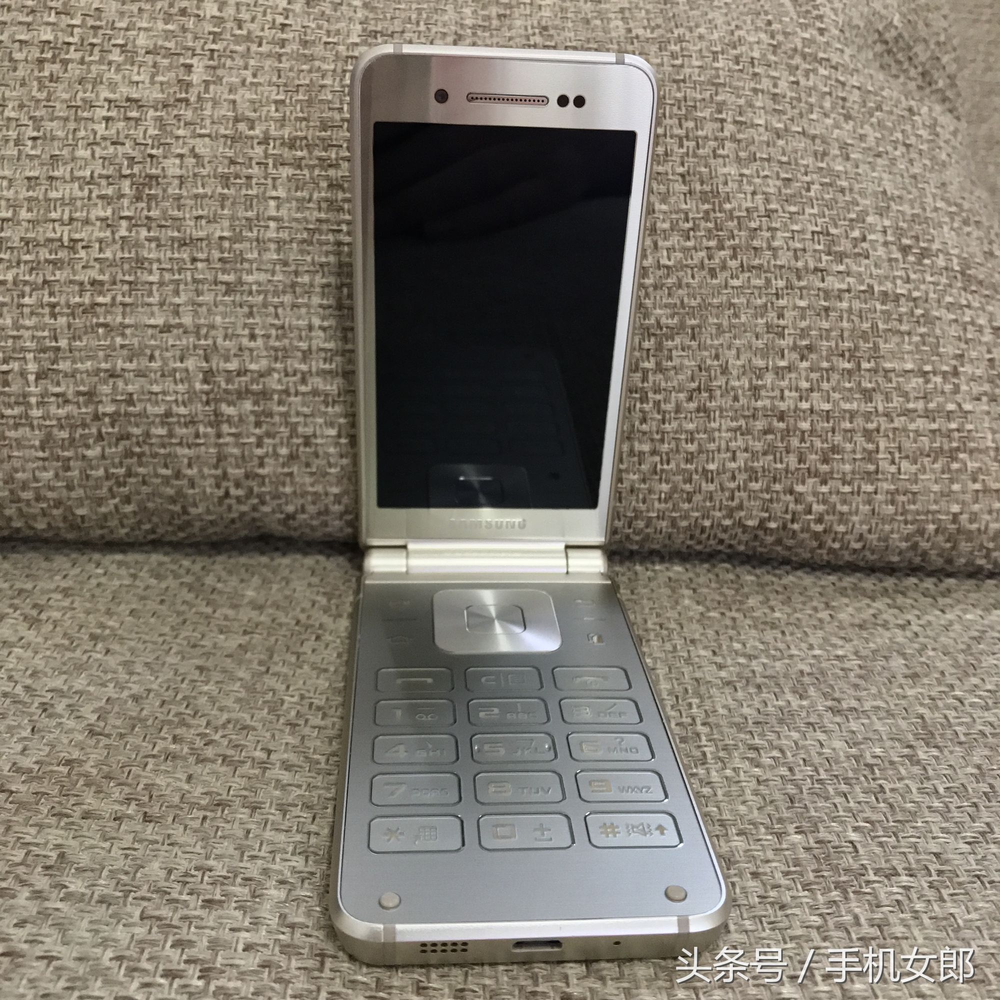 三星w2016翻盖手机,三星w2016翻盖手机当时多少钱