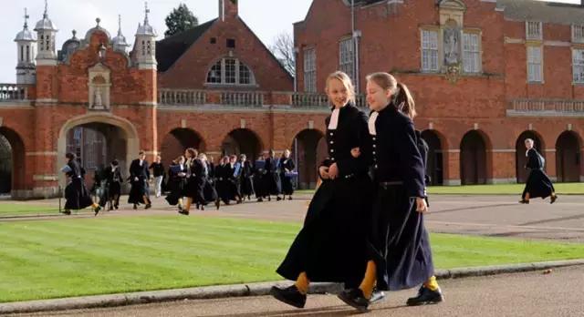 被全国嫌弃的校服,韩国女孩羡慕中国校服