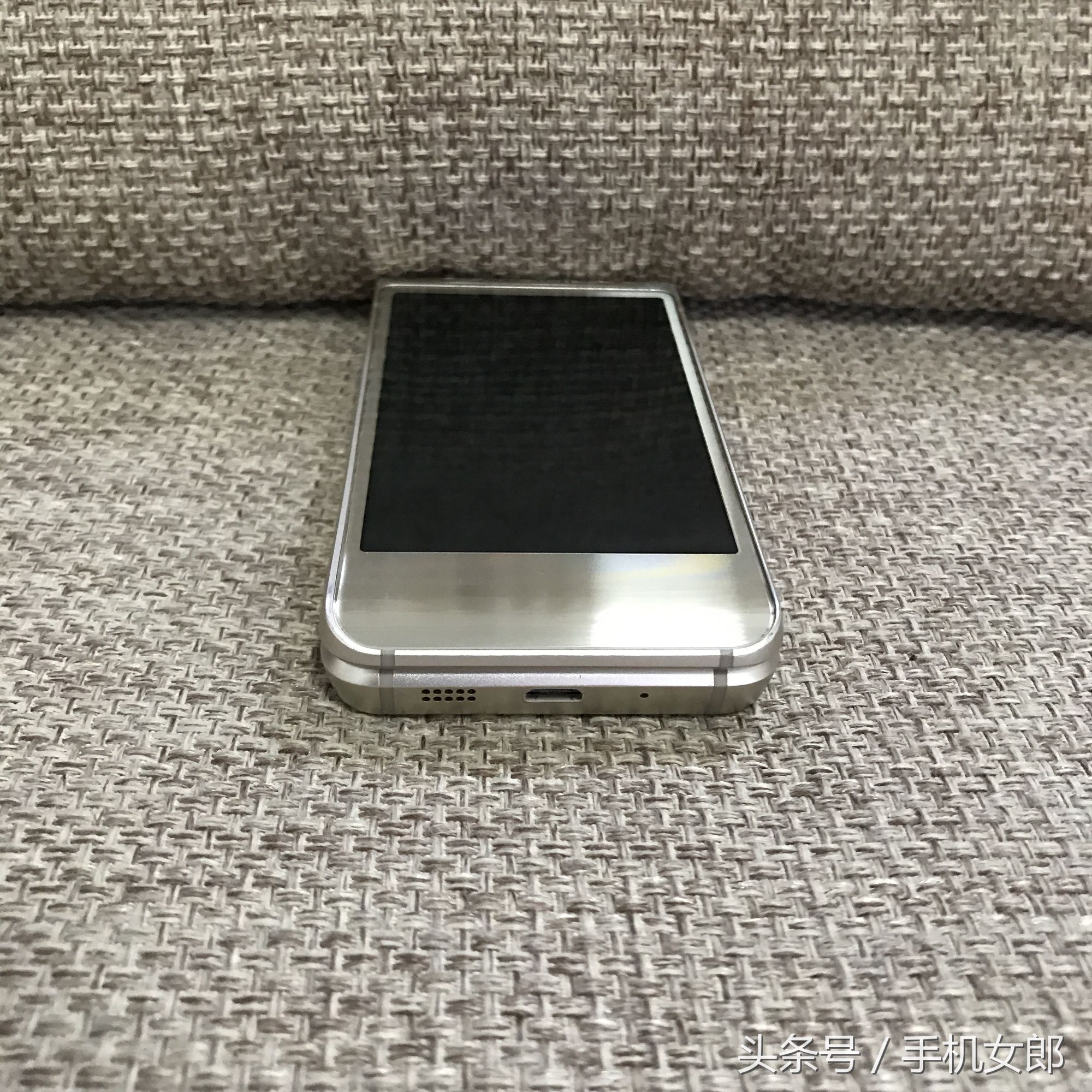 三星w2016翻盖手机,三星w2016翻盖手机当时多少钱