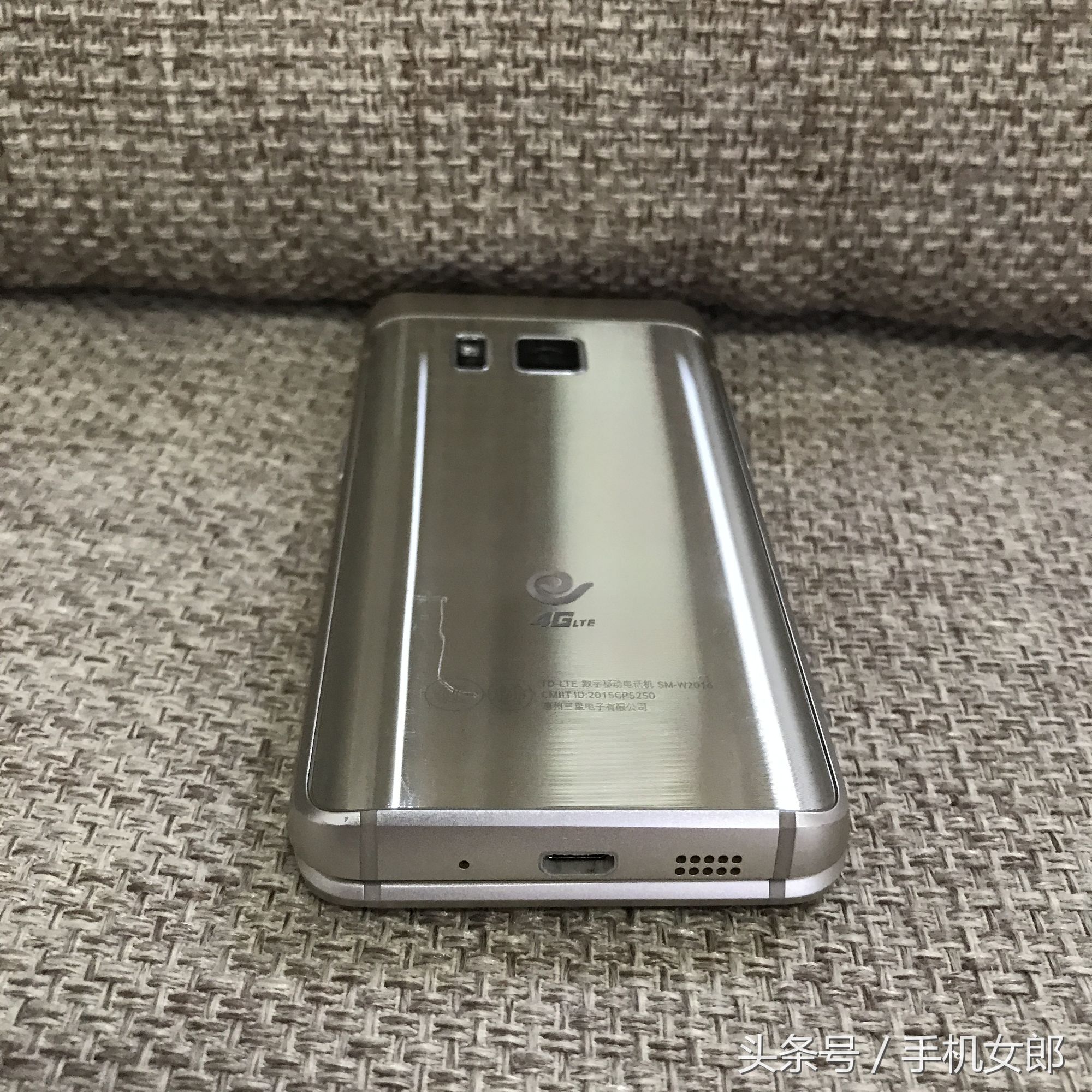 三星w2016翻盖手机,三星w2016翻盖手机当时多少钱