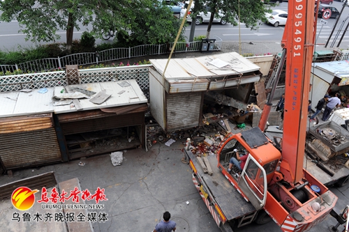 天山区启动大湾北路城市病治理工程60间占道彩钢板房被拆除
