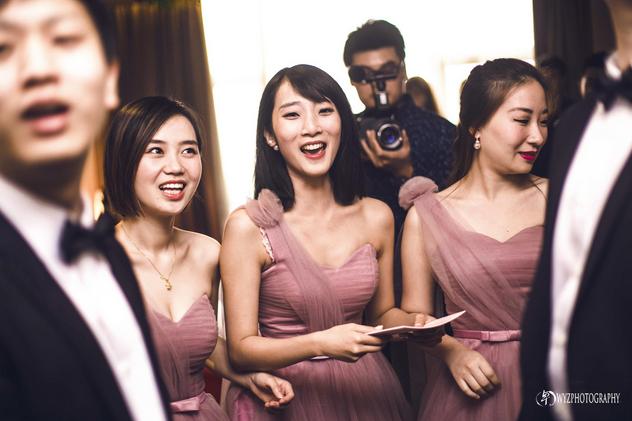 伴郎接亲堵门幽默问题,婚礼接亲堵门爆笑名场面