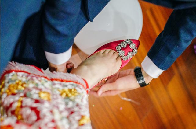 伴郎接亲堵门幽默问题,婚礼接亲堵门爆笑名场面