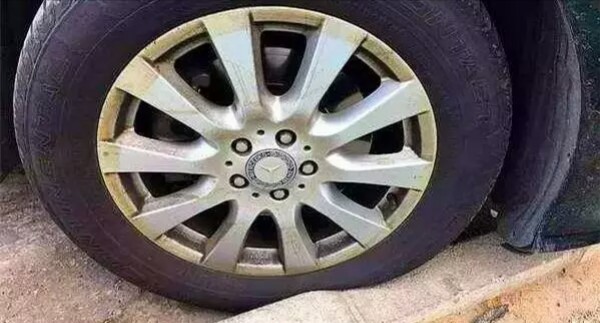 轮胎扎钉子怎么拔下来,汽车轮胎有多厚扎了一个2cm的钉子