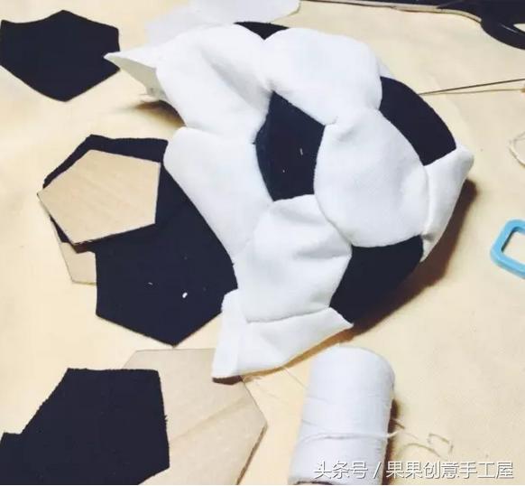 怎么用废品制作足球衣服,12片布艺足球制作方法