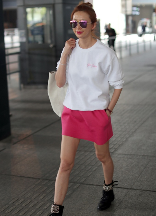 “台湾第一美女”林志玲化身机场私拍小公主，原来穿搭对了，年过40依然能够少女范满满