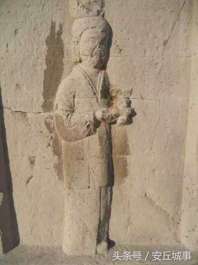 安丘石埠子出土一石棺，人称九女坟