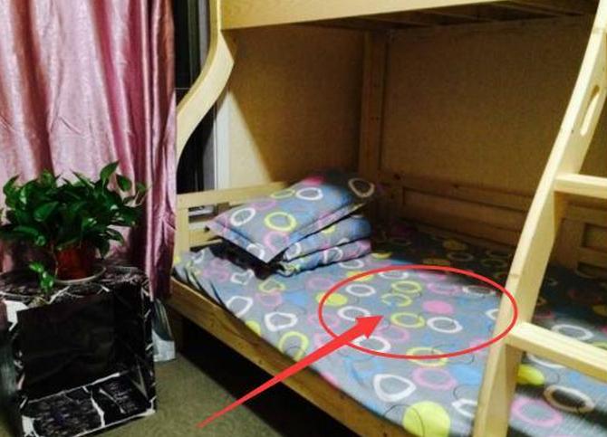 床下有人诡异的表现,床下藏了个可怕的东西