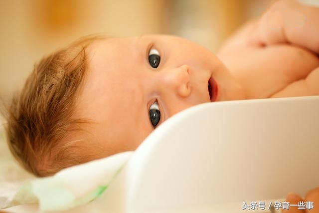 满月婴儿发烧要捂汗吗,满月宝宝高烧能够泡澡降温吗