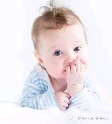 宝宝喜欢咬手指起茧子,宝宝吃手时咬手怎么戒