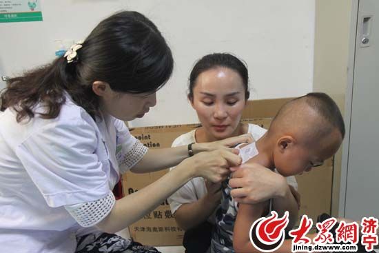 冬病夏治济宁入伏首日市民忙贴“三伏贴”