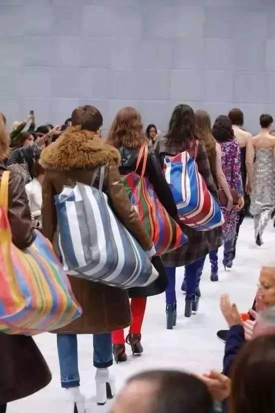 找乐子｜赶紧翻出家里压箱底的塑料拖鞋和洗澡篮子，它们要带你走上时尚巅峰！