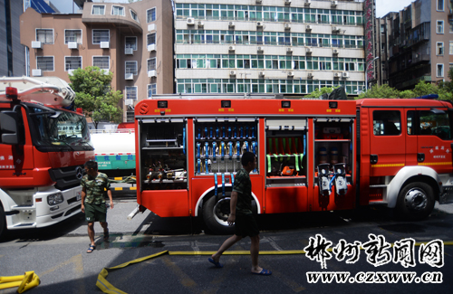 119消防员致敬最帅逆行者,消防员用生命救火救人