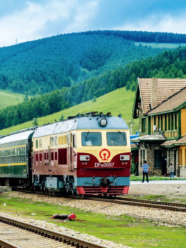 去国外火车旅行最美十条线路,当火车路过湖北省山区