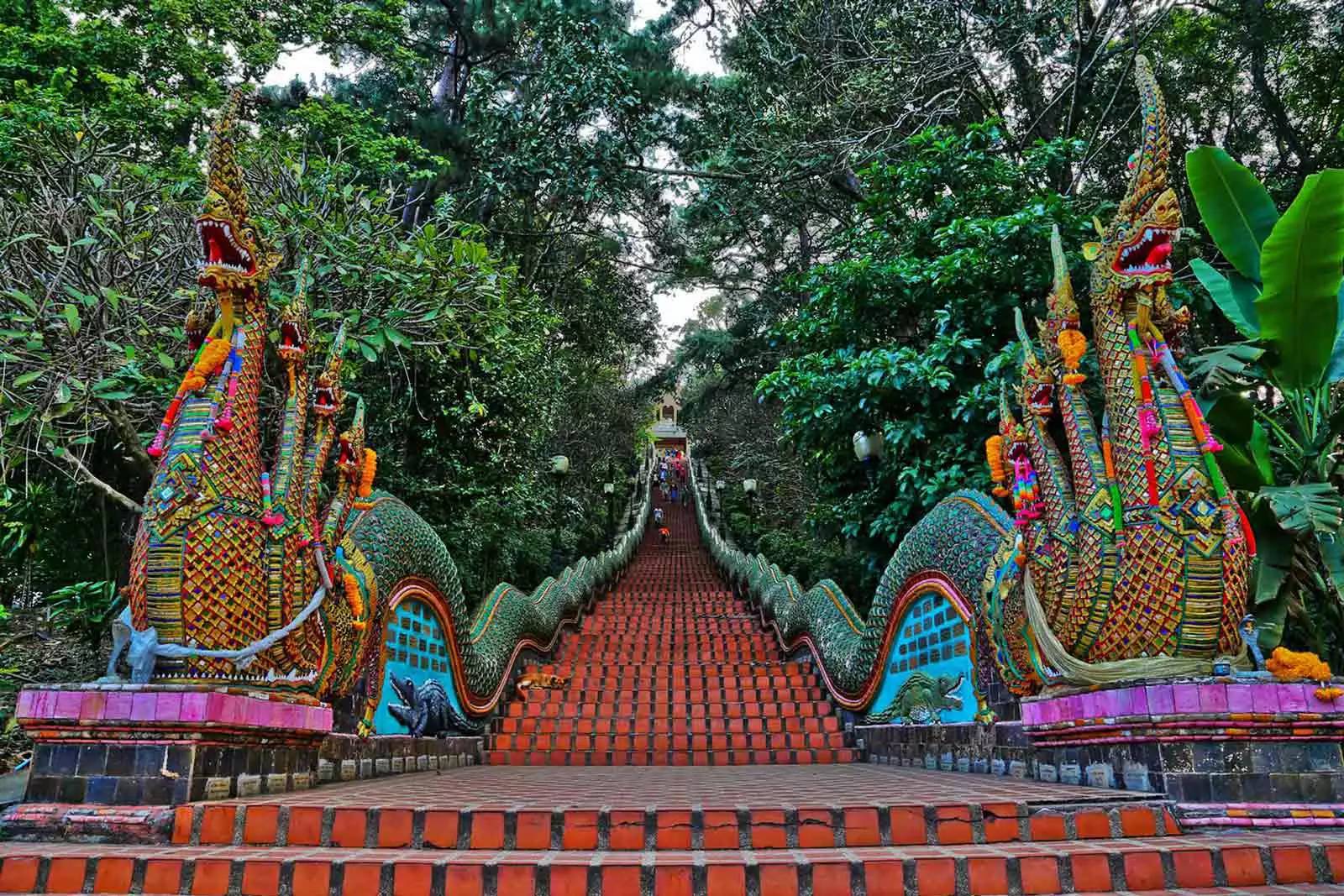 泰国清迈天灯节万盏天灯入夜空,清迈古城天灯