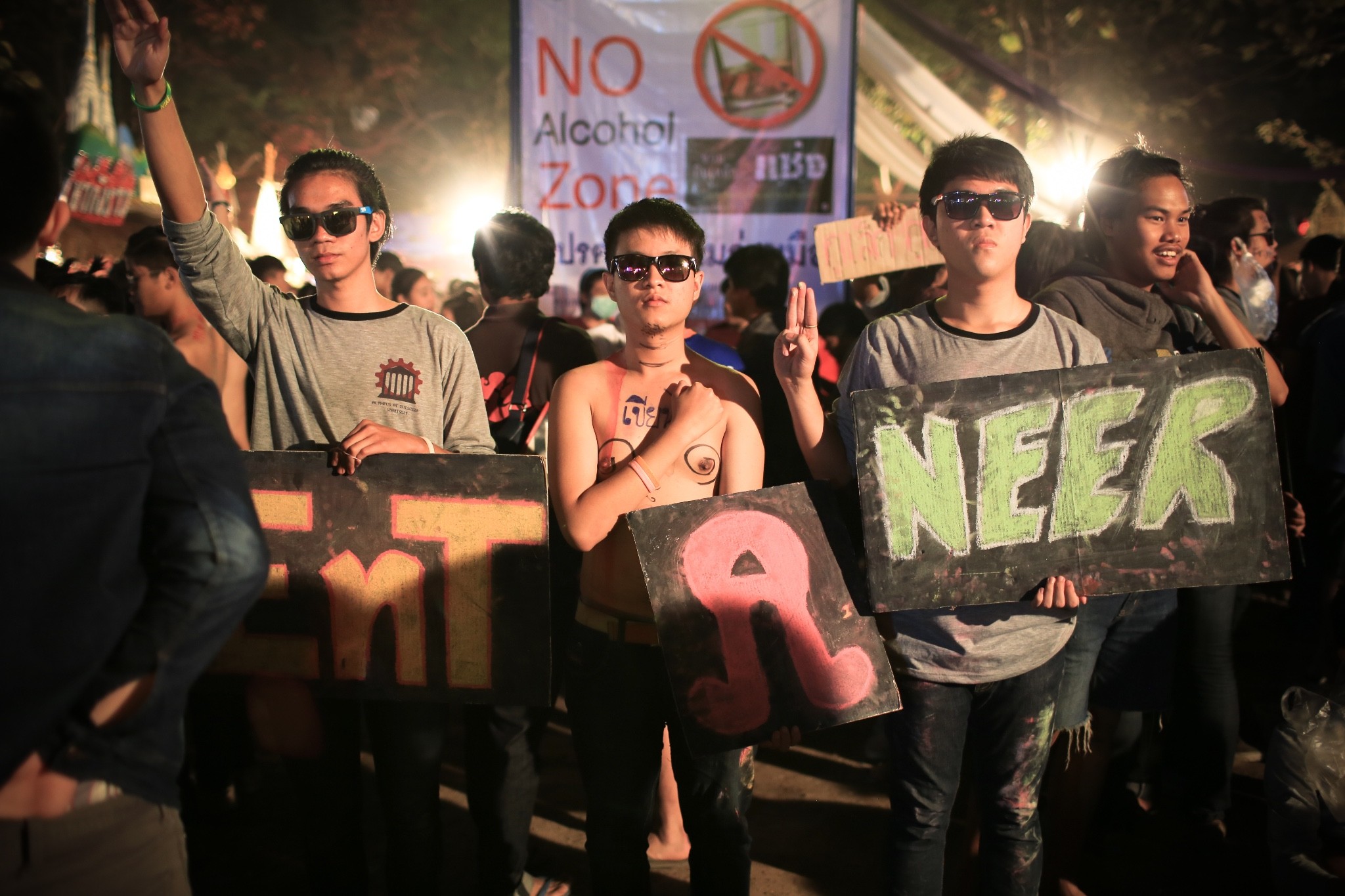 泰国清迈天灯节万盏天灯入夜空,清迈古城天灯