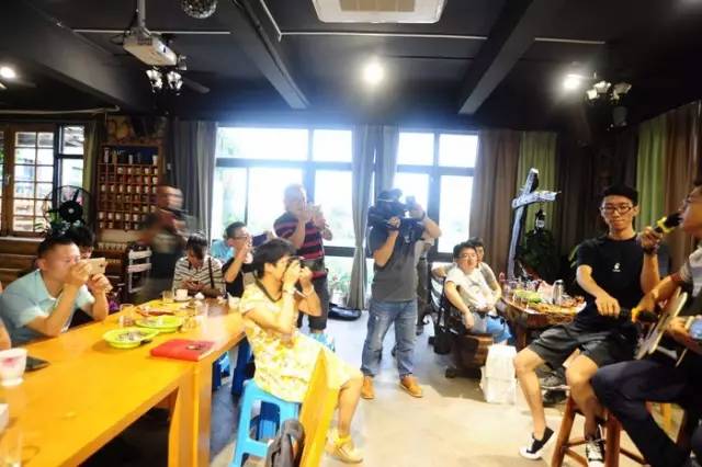 做个没感情有情怀的人,有情怀的人和没情怀的人