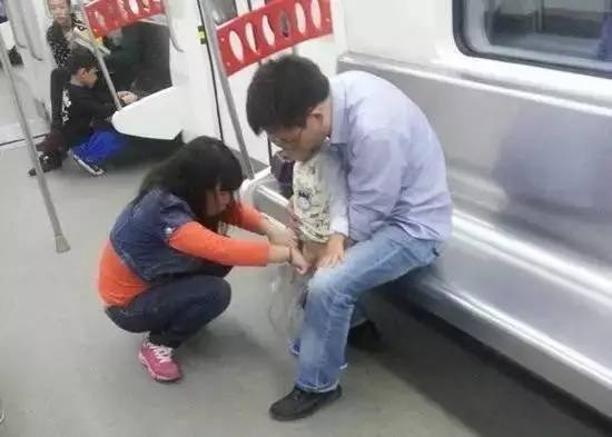 地铁上给孩子把尿,在厕所给宝宝把尿