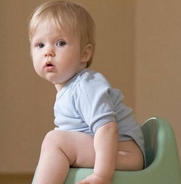 地铁上给孩子把尿,在厕所给宝宝把尿