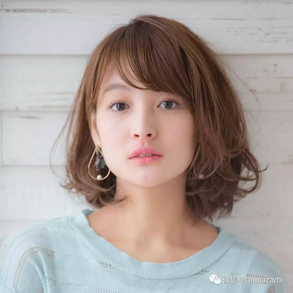 2022年最流行的发型长直发瓜子脸,2021年最流行的高颧骨发型中长发