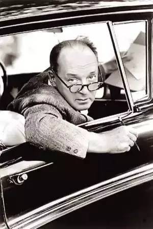 普通人创作在干粗活，而他则在拼接卡片？（1237期）