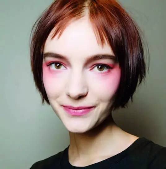 请疏忽墨镜下的眼妆 (雨天眼妆推荐)