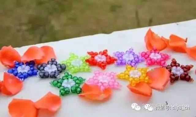 她用鱼线把一颗颗圆珠串起来，竟然会变成这样！