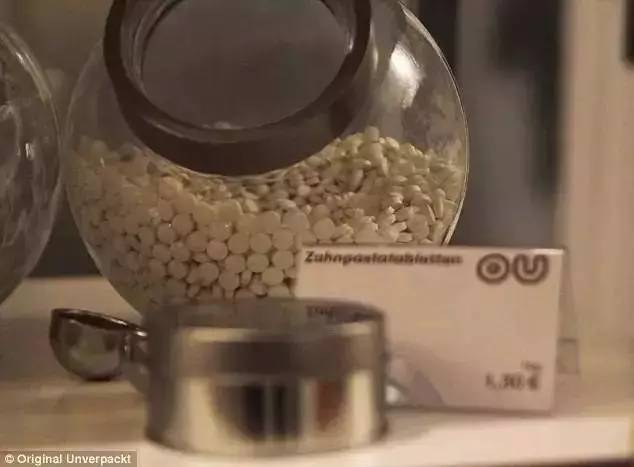 明明知道会倒闭，俩姑娘却还是开了这家零包装的超市，只为告诉你一件被疏忽的事