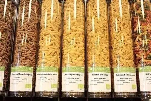 明明知道会倒闭，俩姑娘却还是开了这家零包装的超市，只为告诉你一件被疏忽的事