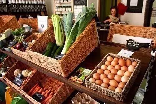 明明知道会倒闭，俩姑娘却还是开了这家零包装的超市，只为告诉你一件被疏忽的事