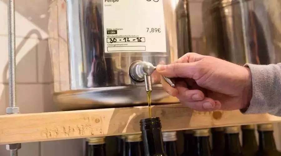 明明知道会倒闭，俩姑娘却还是开了这家零包装的超市，只为告诉你一件被疏忽的事