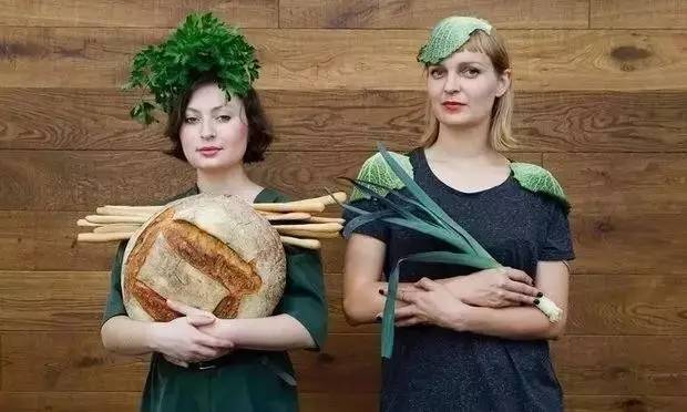 明明知道会倒闭，俩姑娘却还是开了这家零包装的超市，只为告诉你一件被疏忽的事