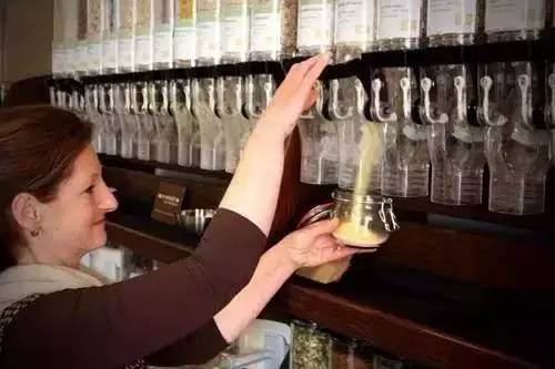 明明知道会倒闭，俩姑娘却还是开了这家零包装的超市，只为告诉你一件被疏忽的事