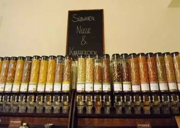 明明知道会倒闭，俩姑娘却还是开了这家零包装的超市，只为告诉你一件被疏忽的事