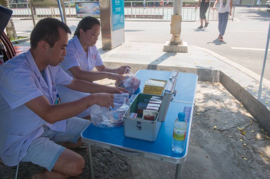 致敬白衣天使为逆行的勇士们祈福,致敬为我们守护的医护人员