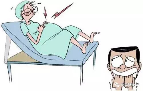 孕妇医院急诊门口站着生下宝宝,产科医生孕妇生小孩