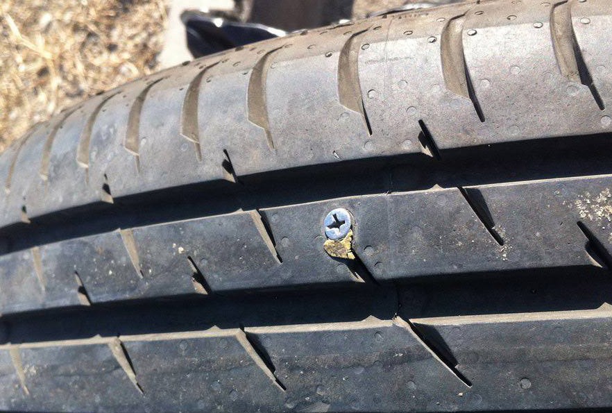 轮胎扎钉子敢不敢拔,汽车轮胎扎了钉子补胎后有影响吗