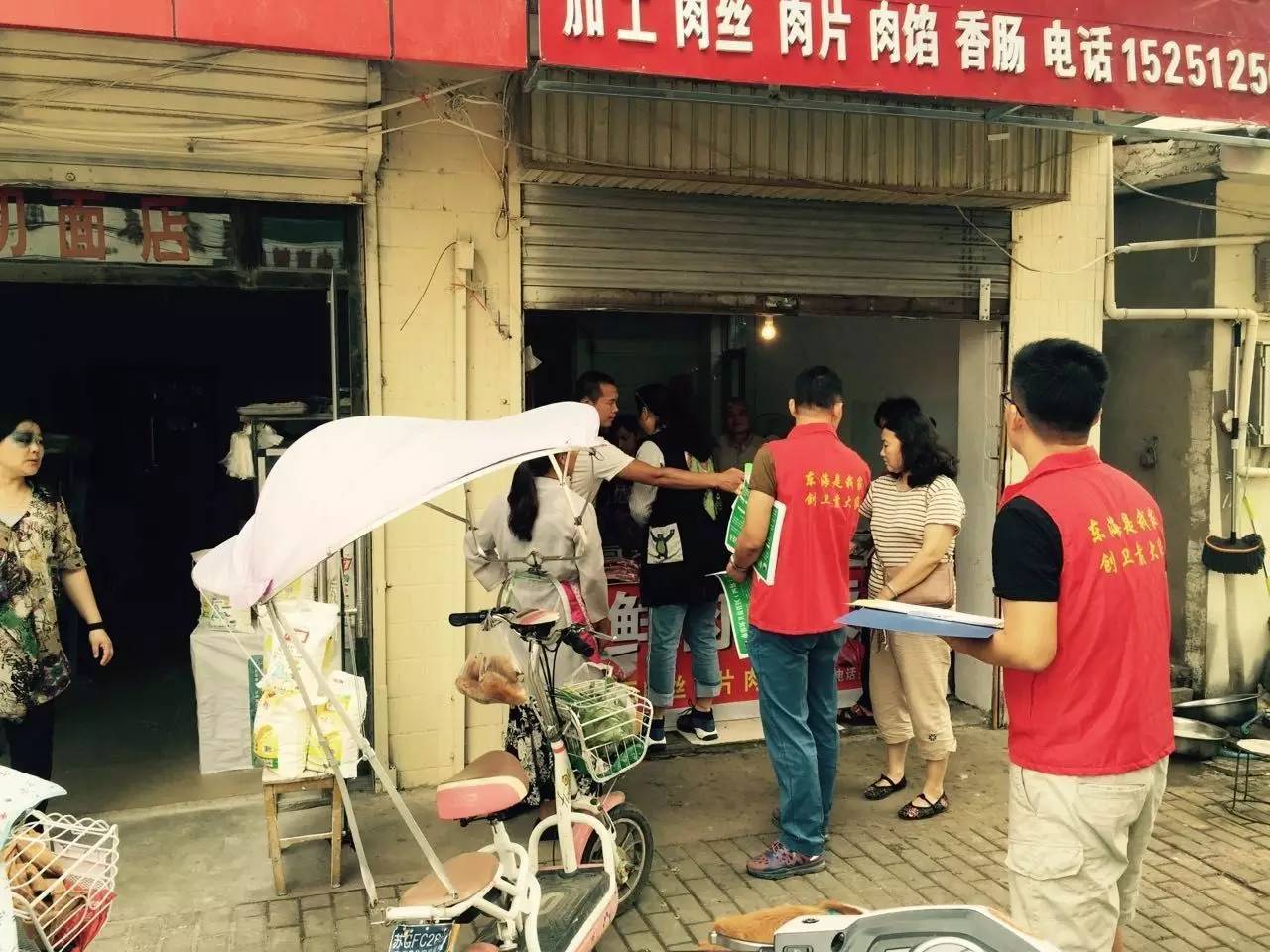 红马甲志愿者在路口执勤,志愿者红马甲穿行在大街小巷
