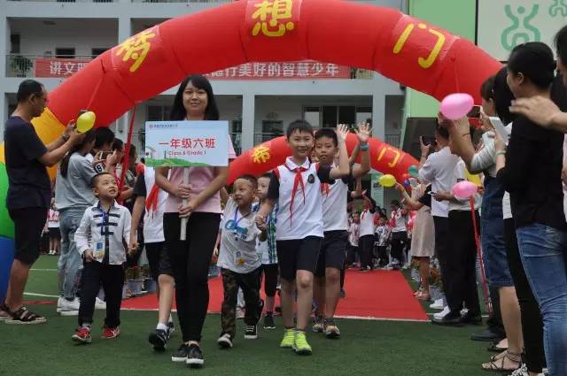 炫耀旅游，显摆装备，开学季，你攀比了吗？丨热点