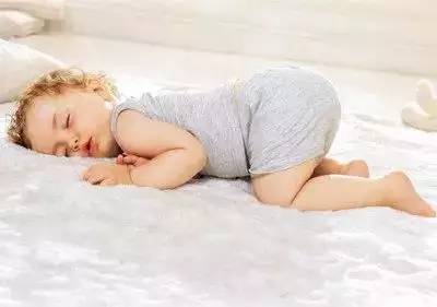 孩子趴着睡觉是为啥,小孩趴着睡觉翻来覆去的是为啥