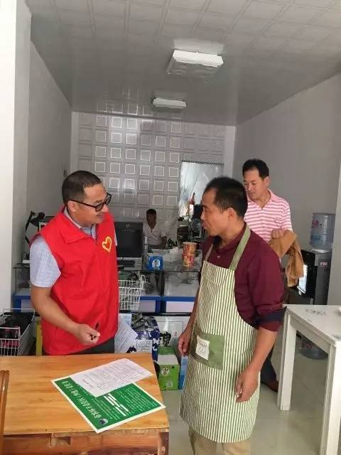 红马甲志愿者在路口执勤,志愿者红马甲穿行在大街小巷
