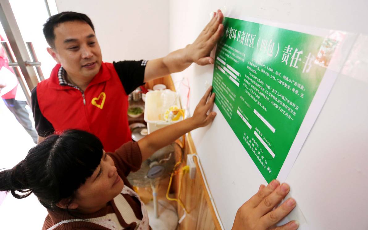 红马甲志愿者在路口执勤,志愿者红马甲穿行在大街小巷