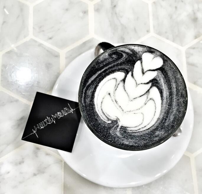 继炭黑冰激凌后黑芝麻糊版本的哥特拿铁也迈上了人生巅峰