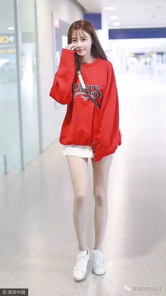 关晓彤沈梦辰合作舞台花絮,明星私服沈梦辰