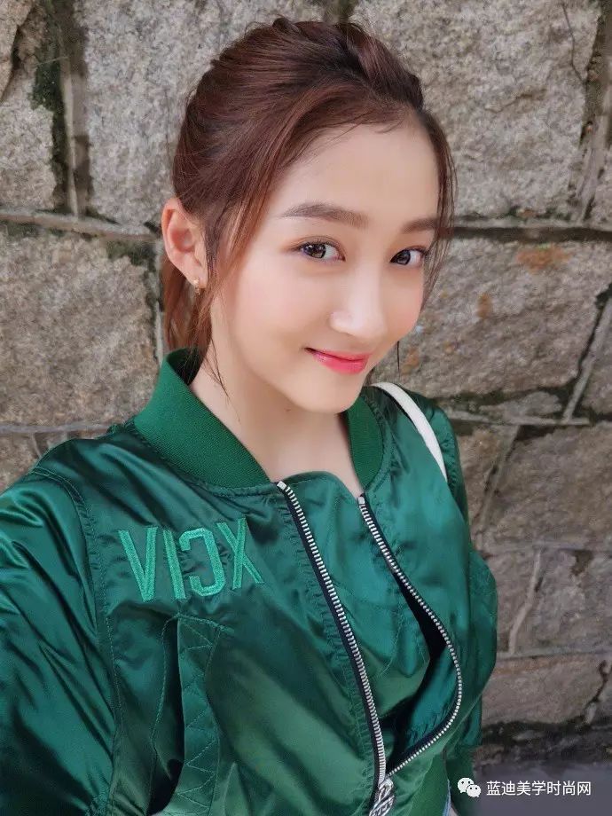 关晓彤沈梦辰合作舞台花絮,明星私服沈梦辰