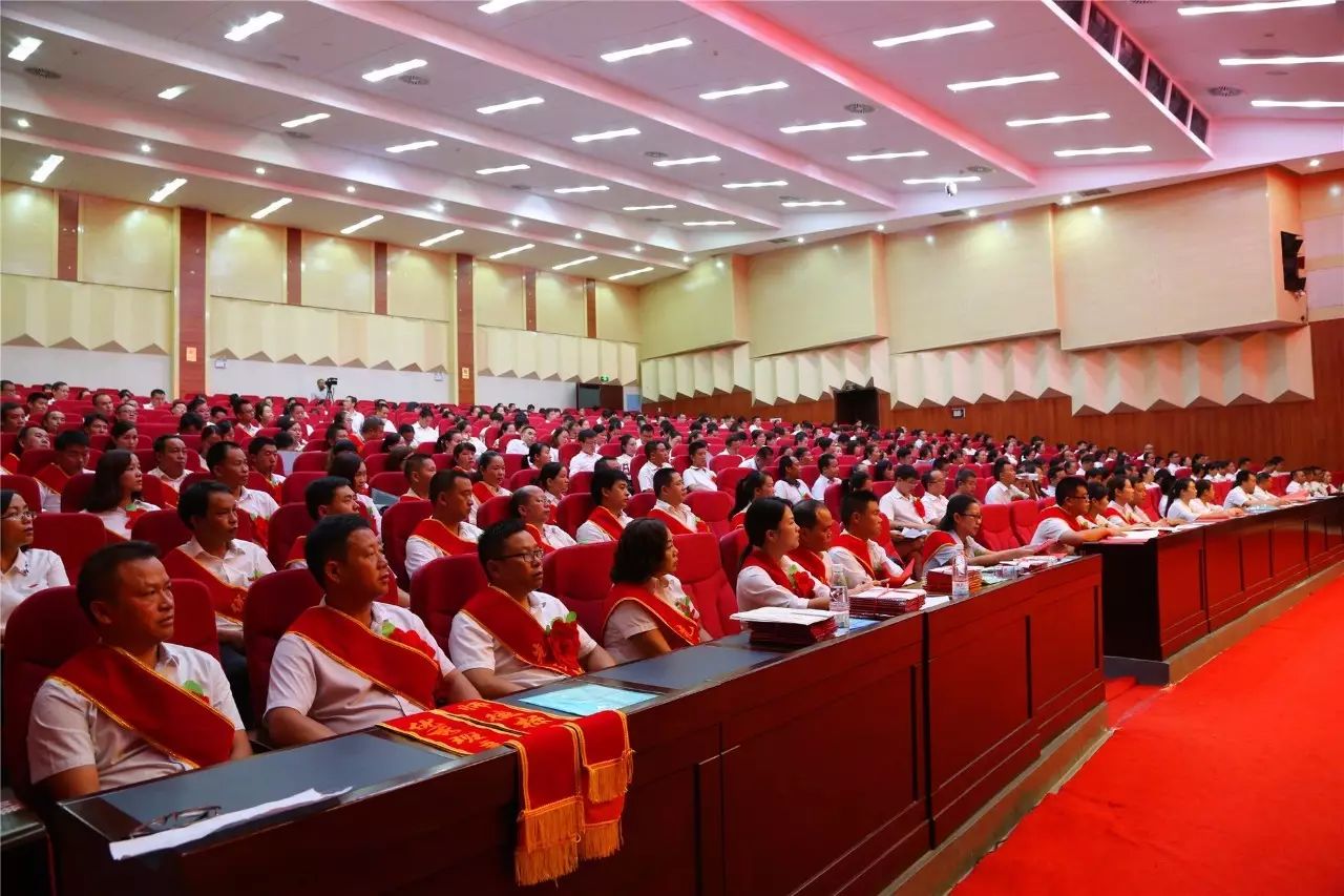 弥渡县表彰优秀教师,被评为县优秀教师奖状