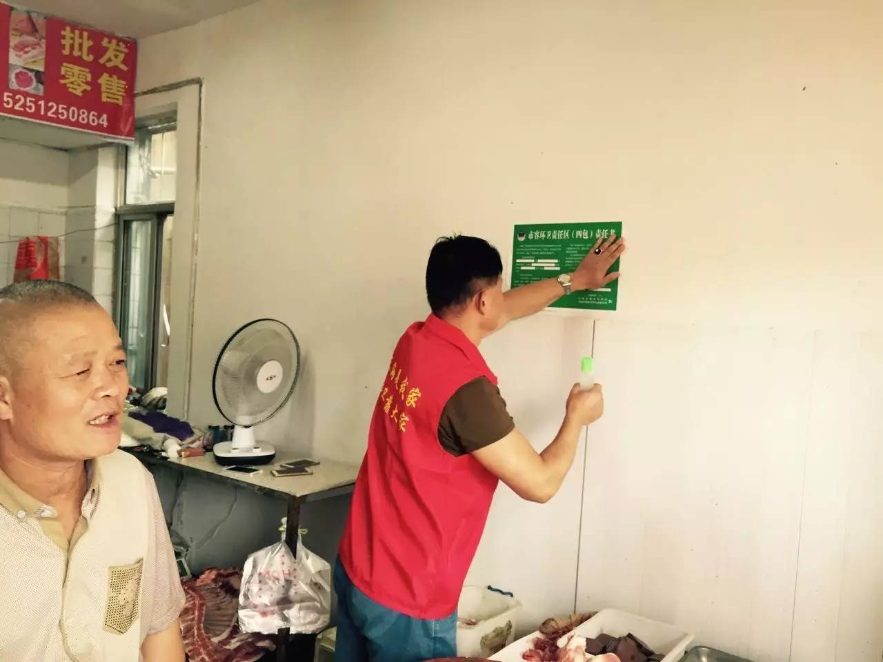 红马甲志愿者在路口执勤,志愿者红马甲穿行在大街小巷
