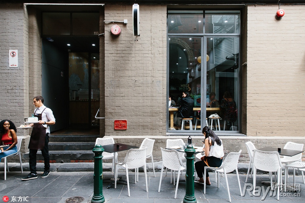 继炭黑冰激凌后黑芝麻糊版本的哥特拿铁也迈上了人生巅峰