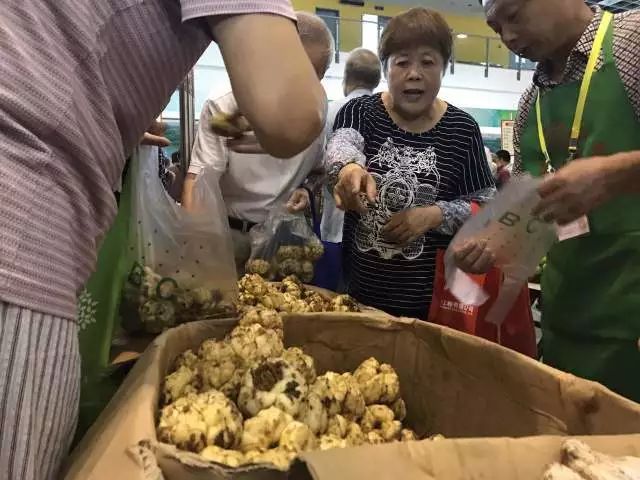 无锡吃货快去！2000多种商品，*疆新**红枣、台湾凤梨酥、阳山糯米饼分分钟抢空……看完只想立刻冲去现场！