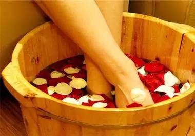 秋天润肺去燥的泡脚方,秋天泡脚的最佳时机